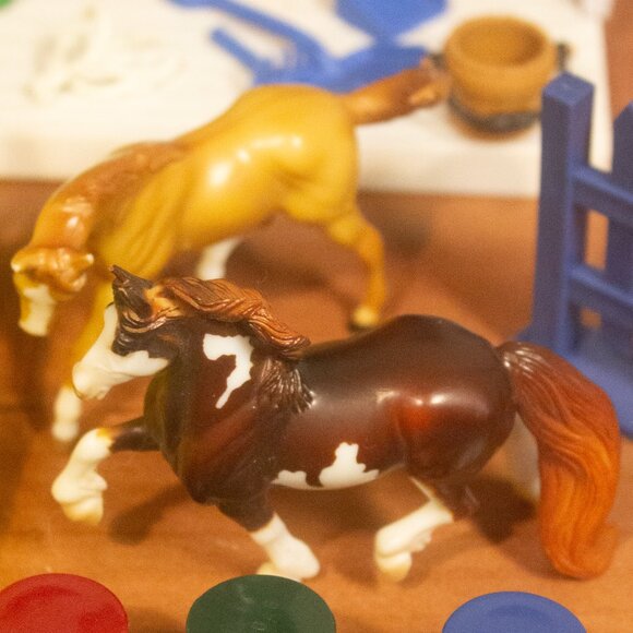 Breyer Stablemates Red Stable & 2 Horses Set - Picture 9 of 12